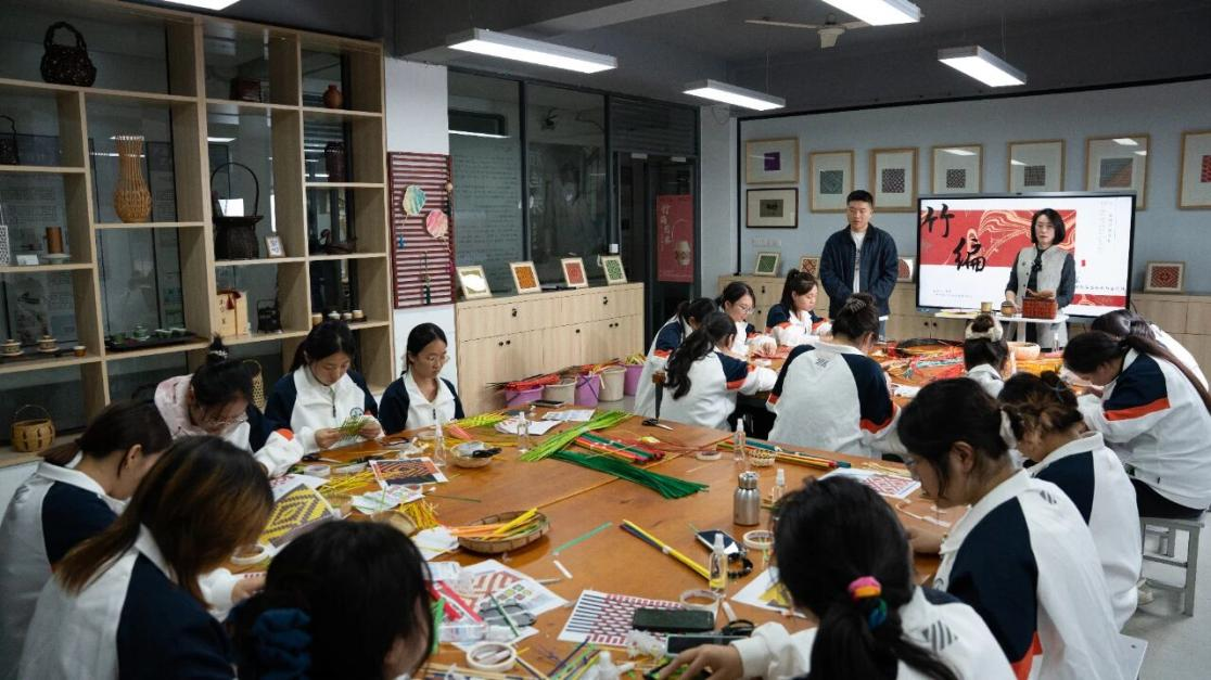 为非遗“添彩”，为青春“赋能”：江苏建院的文化育人新实践